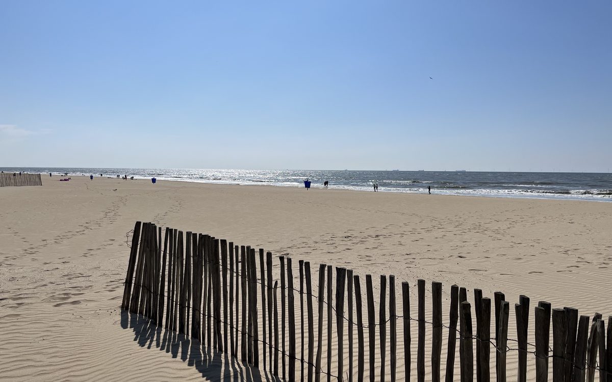 Het strand van Katwijk aan Zee met een houten strandhek