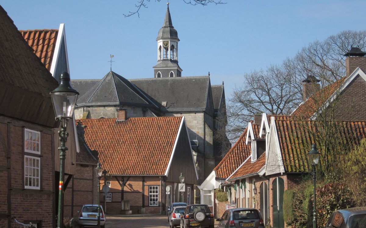 Straatbeeld in het historische centrum van Ootmarsum met de kerktoren